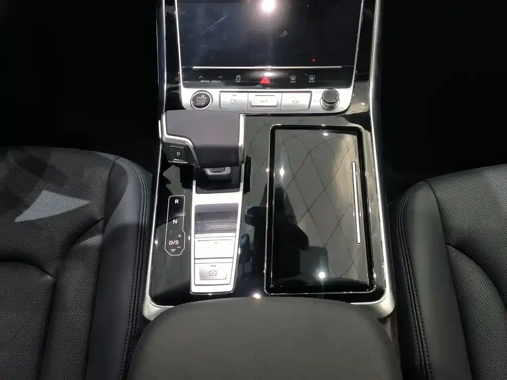 Audi Q7 2024 из CN, фото 2
