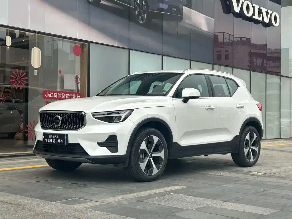 Volvo XC40 — фото 1