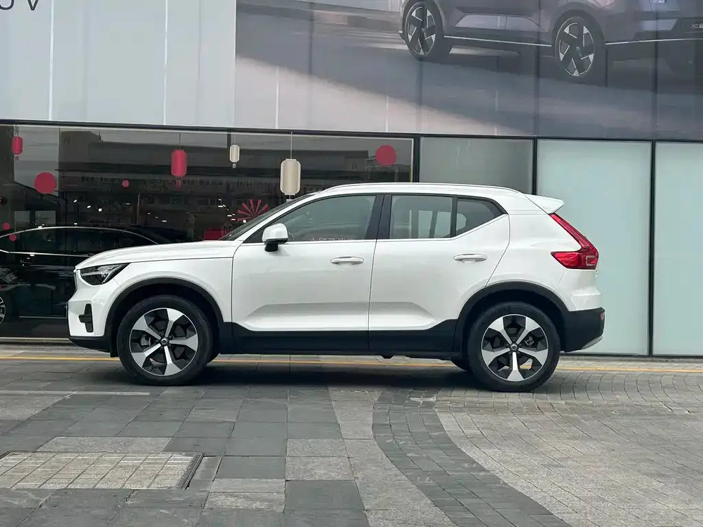 Volvo XC40 — фото 5