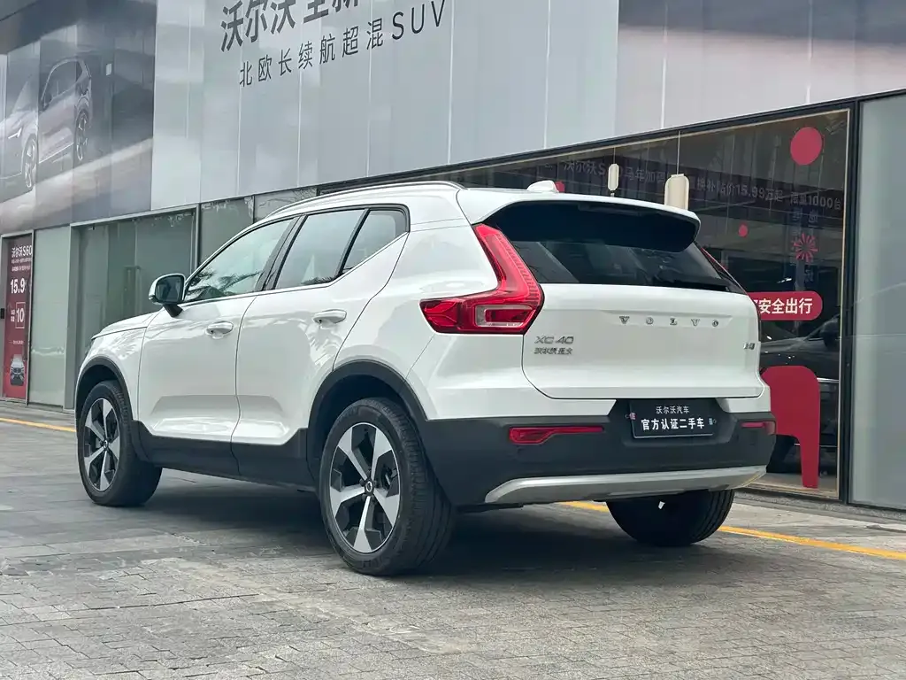 Volvo XC40 — фото 9
