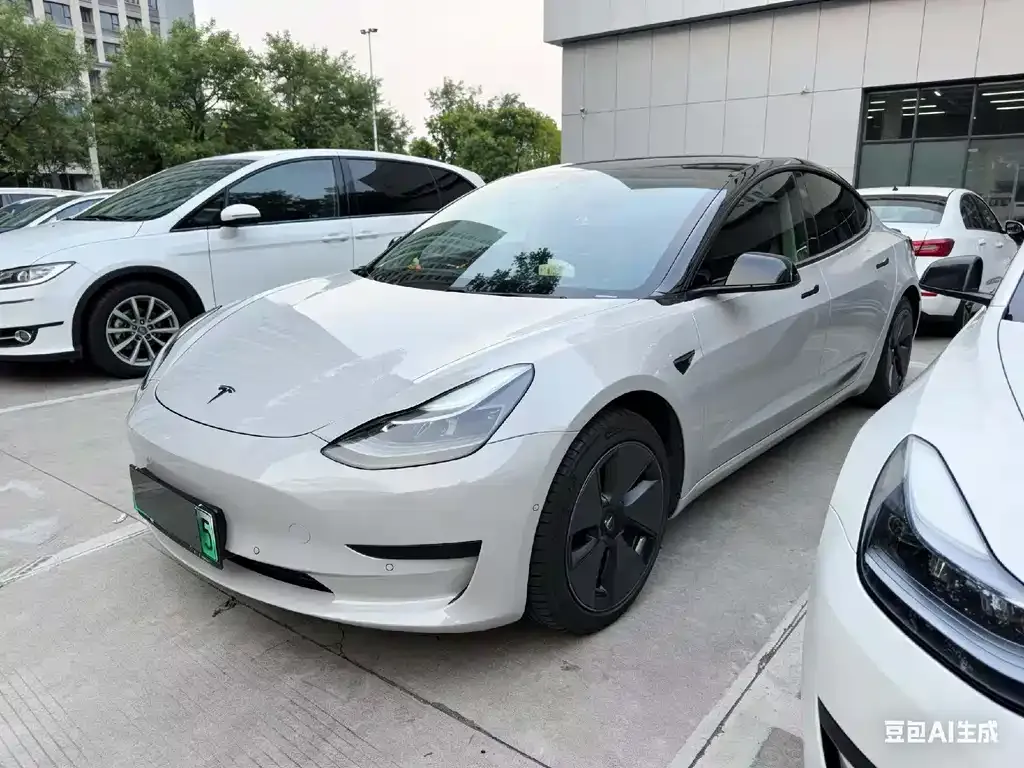 Tesla Model 3 — фото 1