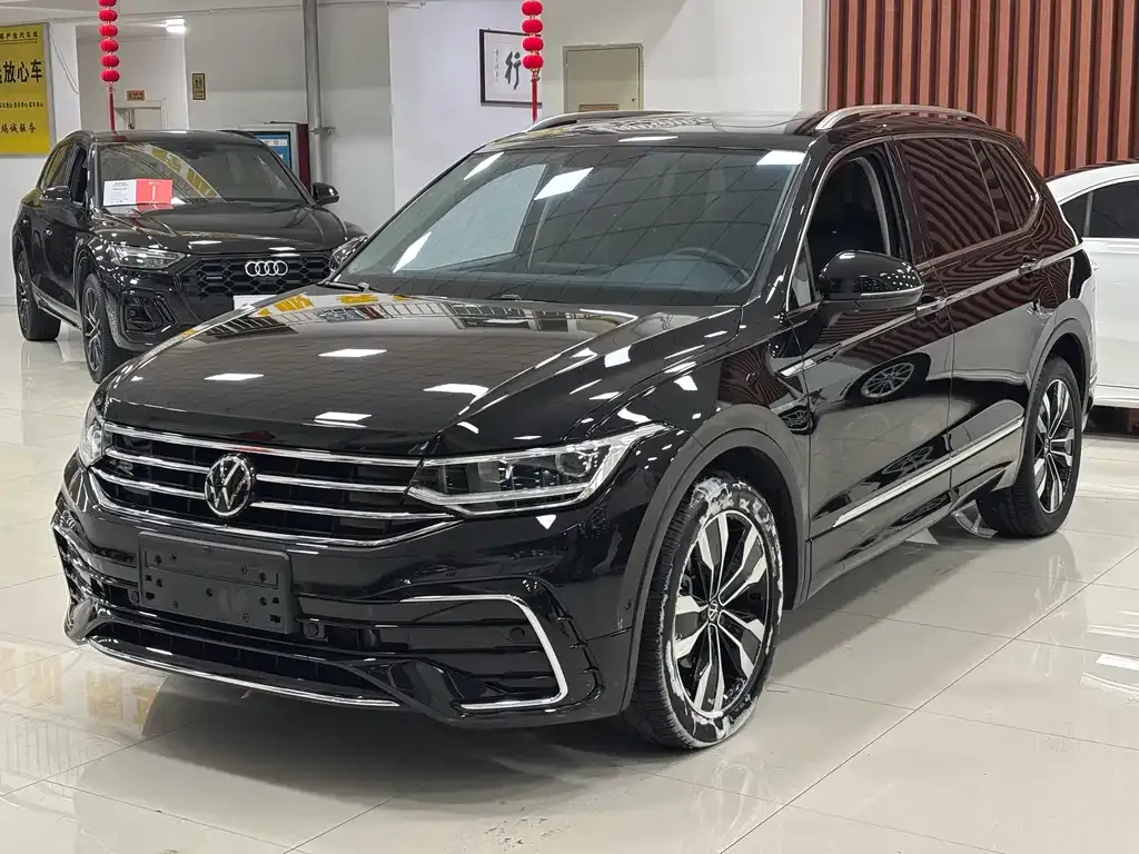 Volkswagen Tiguan L — фото 1