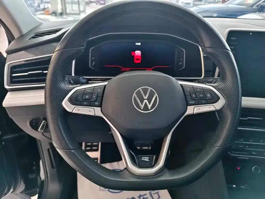 Volkswagen Tiguan L — фото 3
