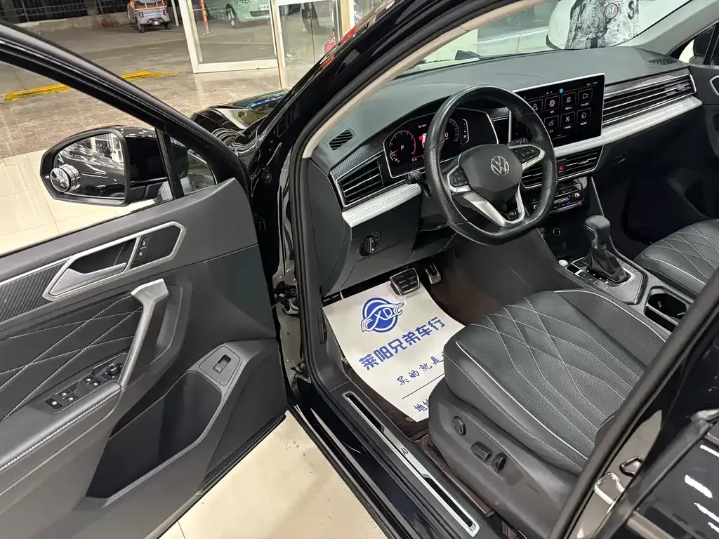 Volkswagen Tiguan L — фото 2