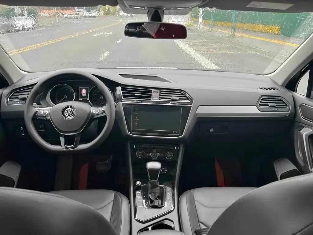 Volkswagen Tiguan L — фото 2