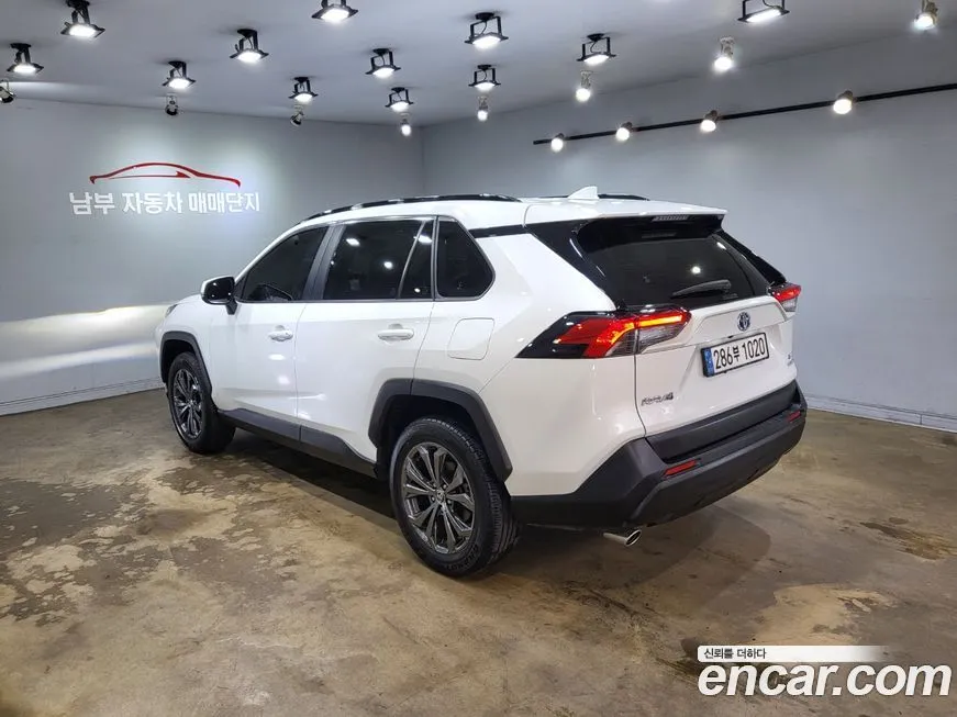 Toyota RAV4 — фото 10