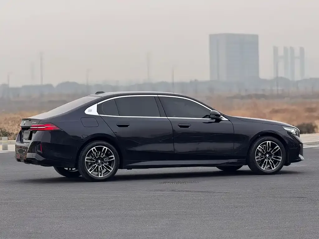 BMW 5 Series 2025 из CN, фото 5