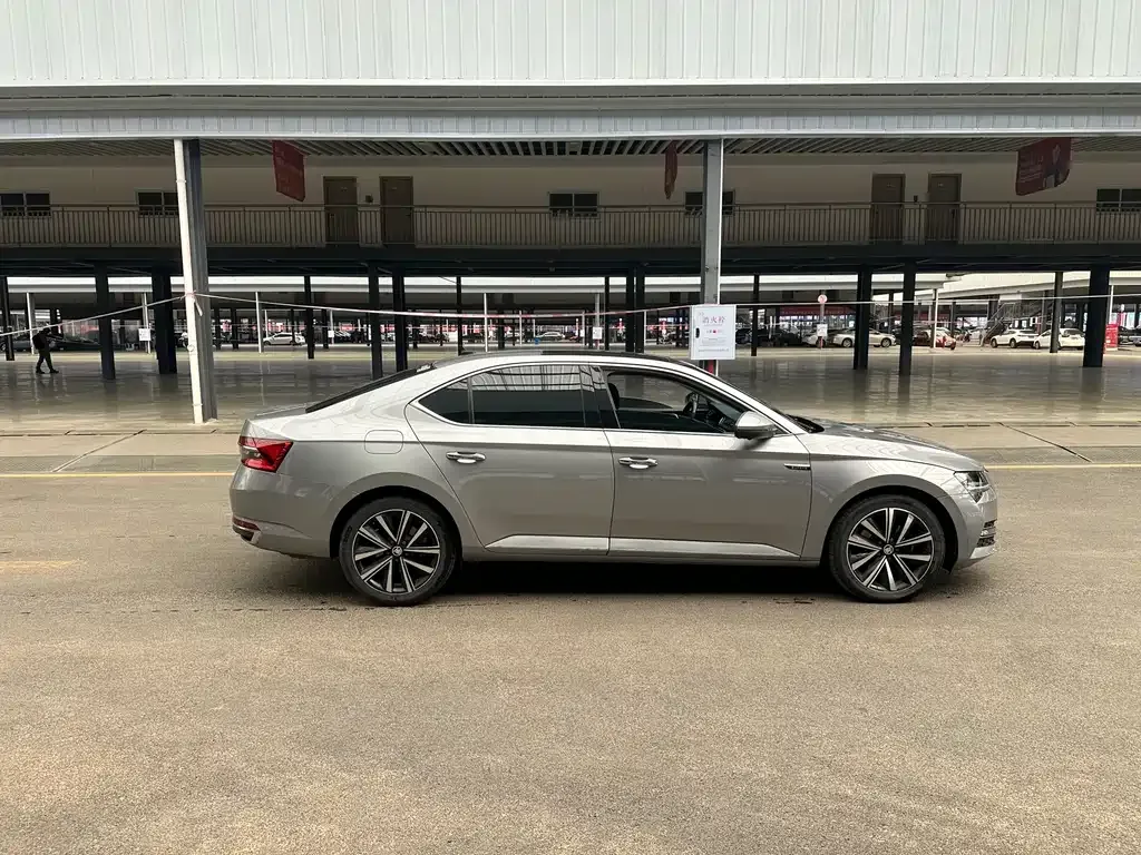Skoda Superb — фото 9