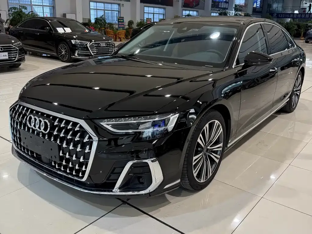 Audi A8 — фото 1