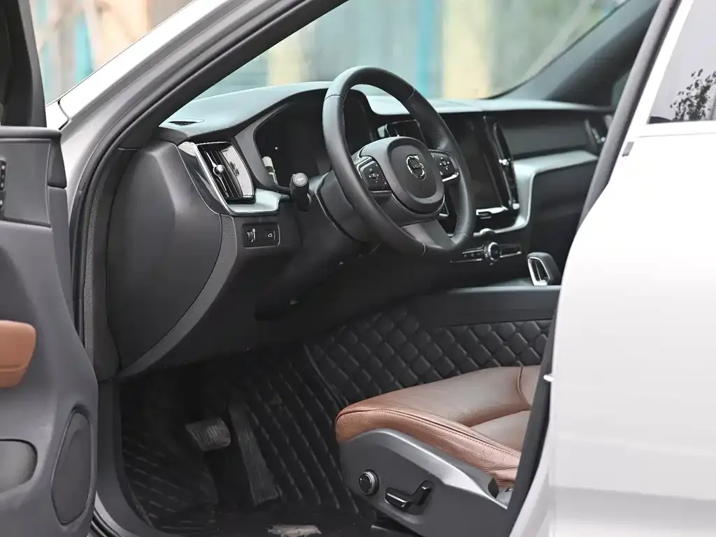 Volvo XC60 — фото 2