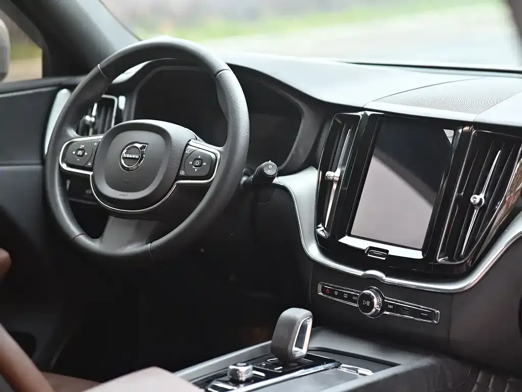 Volvo XC60 — фото 8