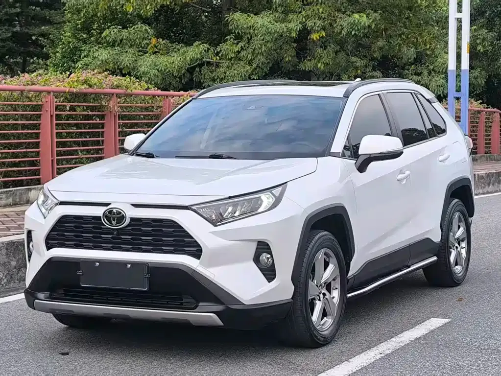 Toyota RAV4 — фото 1