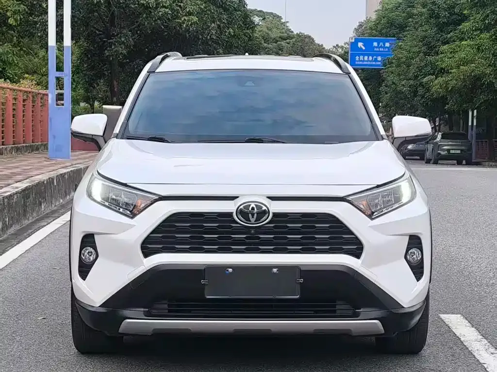 Toyota RAV4 — фото 8