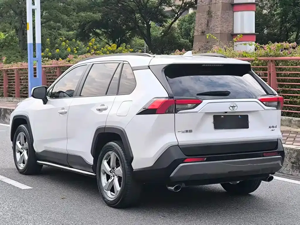 Toyota RAV4 — фото 10