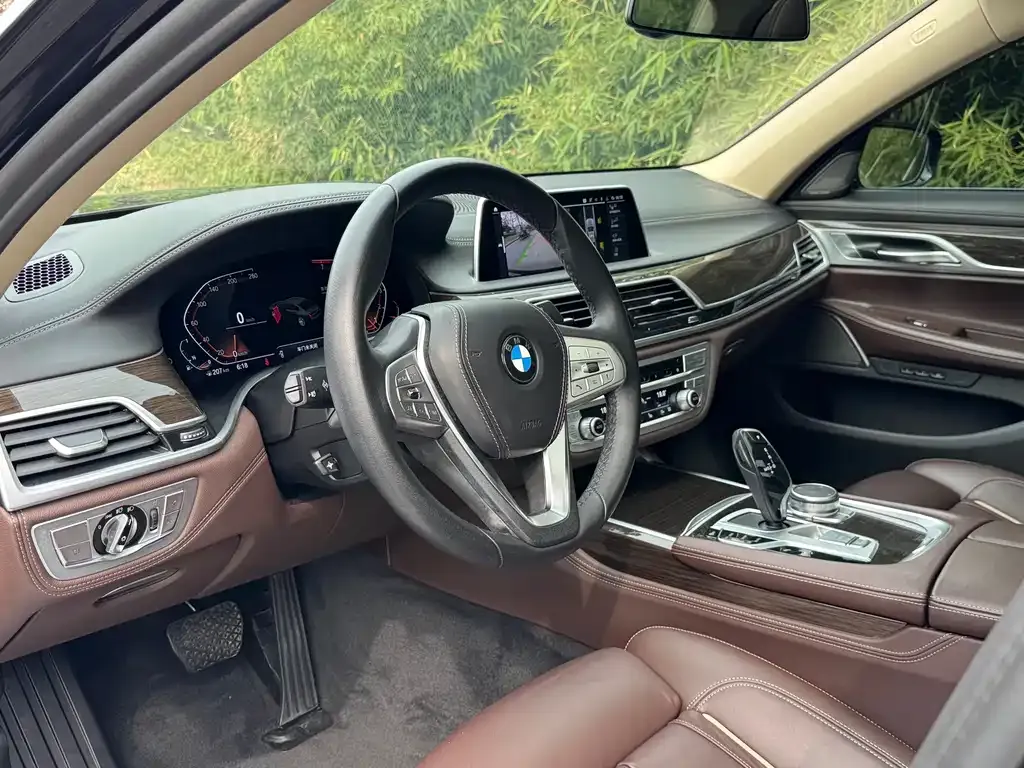 BMW 7 Series — фото 10