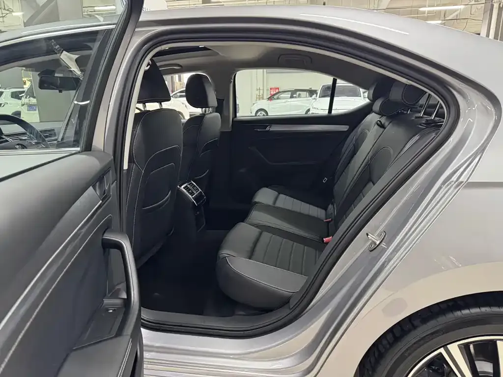 Skoda Superb 2025 из CN, фото 9