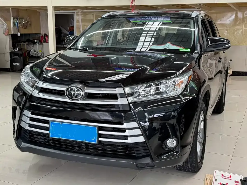 Toyota Highlander — фото 1