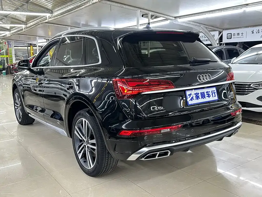 Audi Q5L — фото 6
