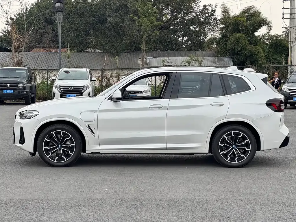 BMW iX3 — фото 5