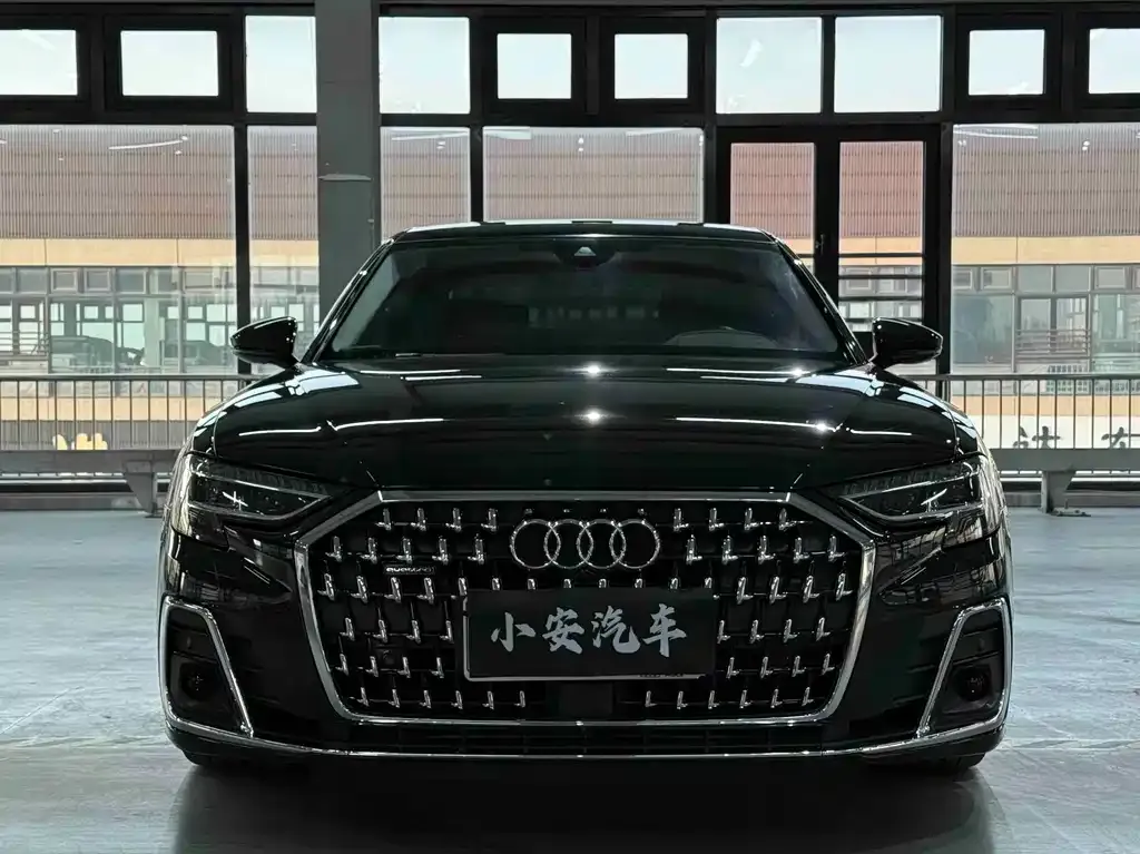 Audi A8 — фото 1