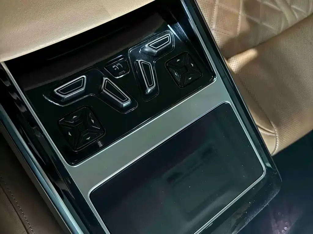 Audi A8 — фото 2
