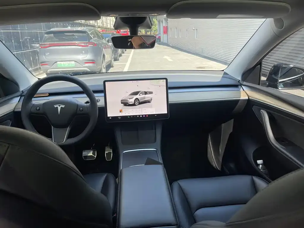 Tesla Model Y — фото 9