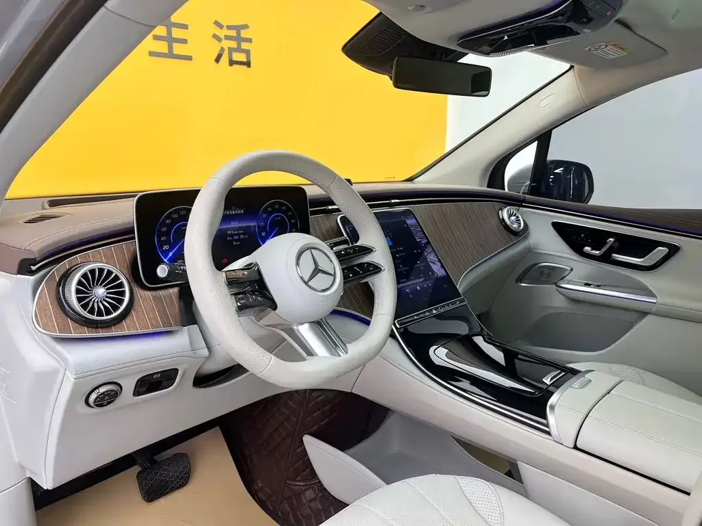 Mercedes-Benz EQE SUV — фото 10
