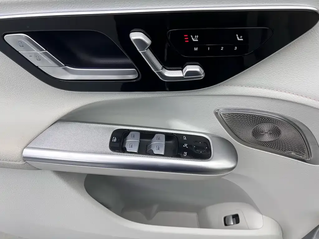 Mercedes-Benz EQE SUV — фото 7