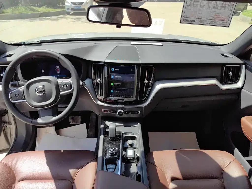 Volvo XC60 — фото 10