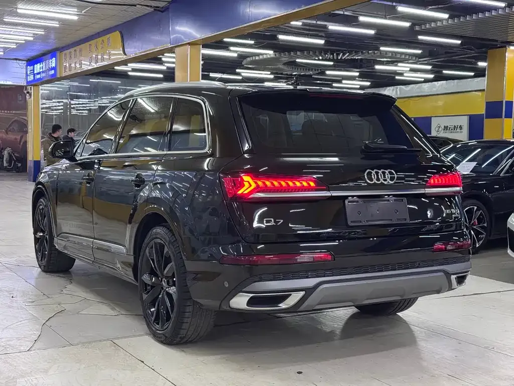 Audi Q7 2023 из CN, фото 9
