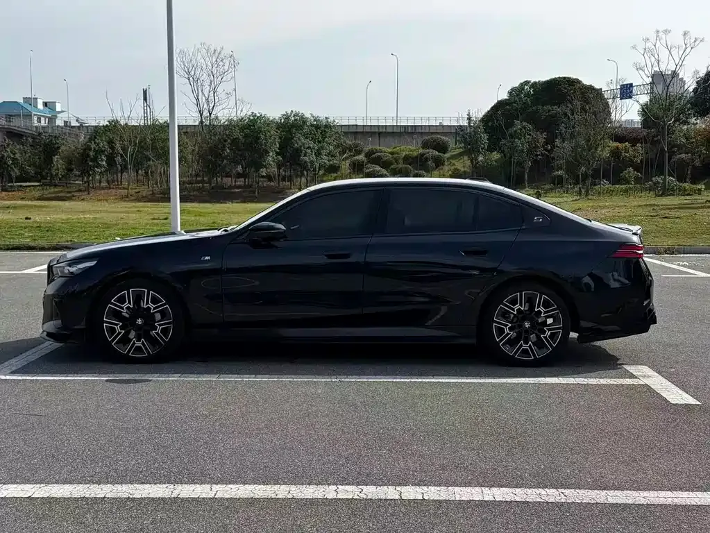 BMW 5 Series 2024 из CN, фото 5