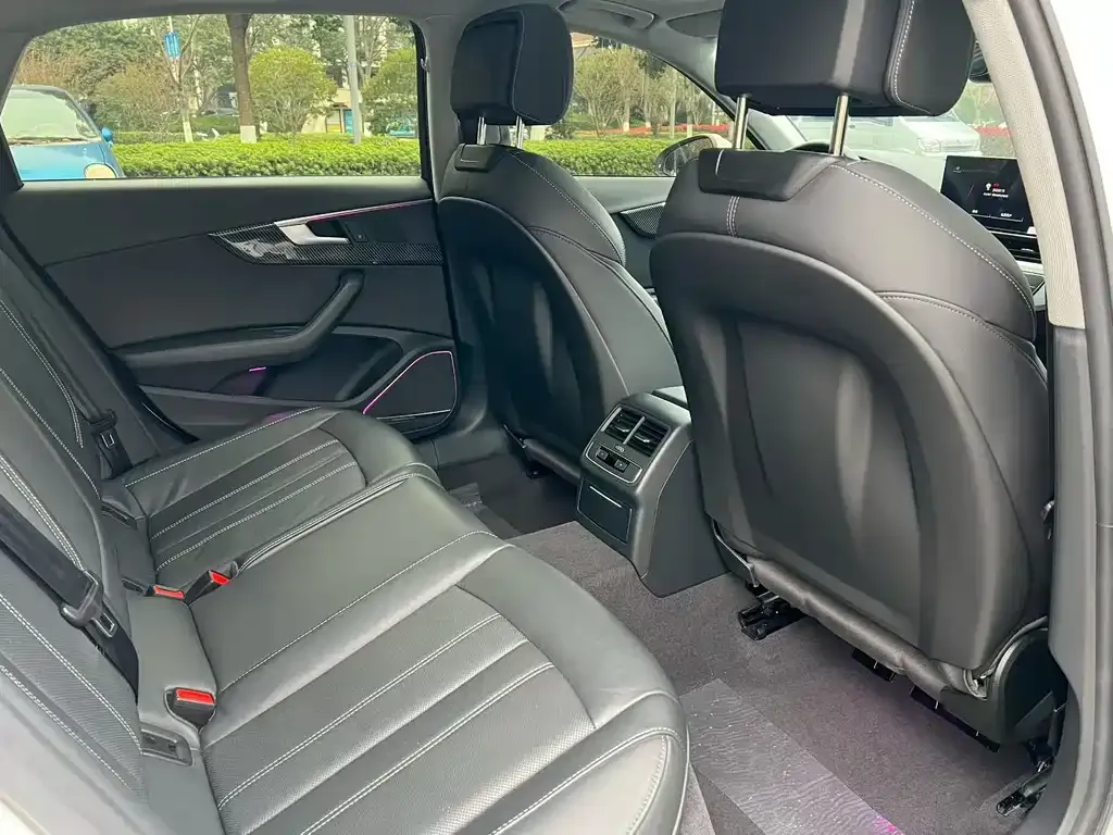 Audi A4L 2022 из CN, фото 6