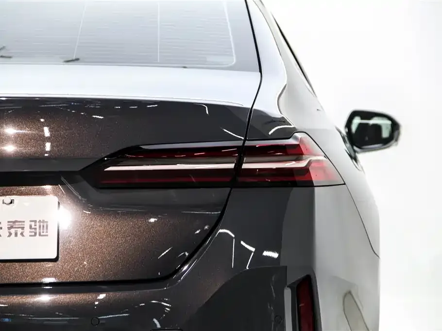 BMW 5 Series 2025 из CN, фото 10