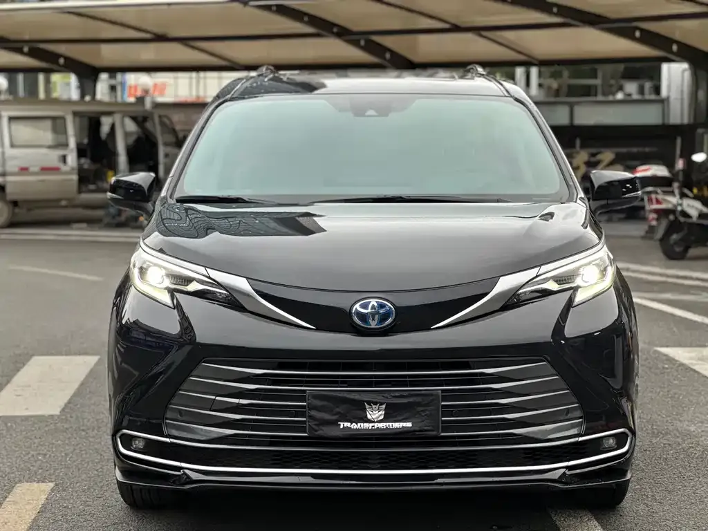 Toyota Sienna — фото 8