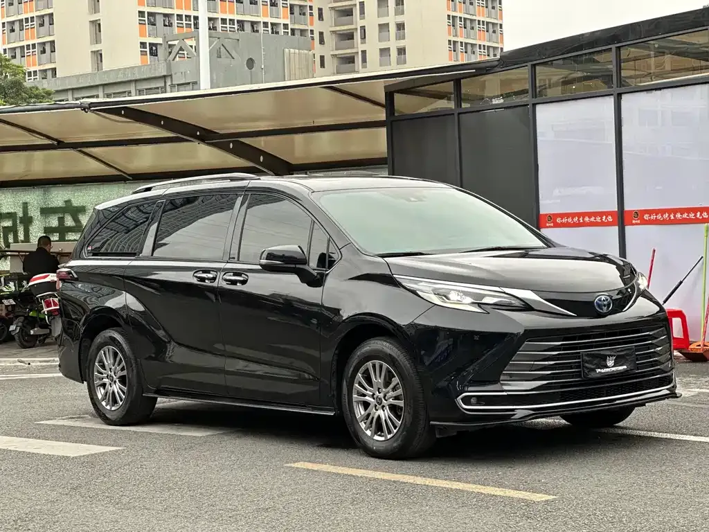 Toyota Sienna — фото 3