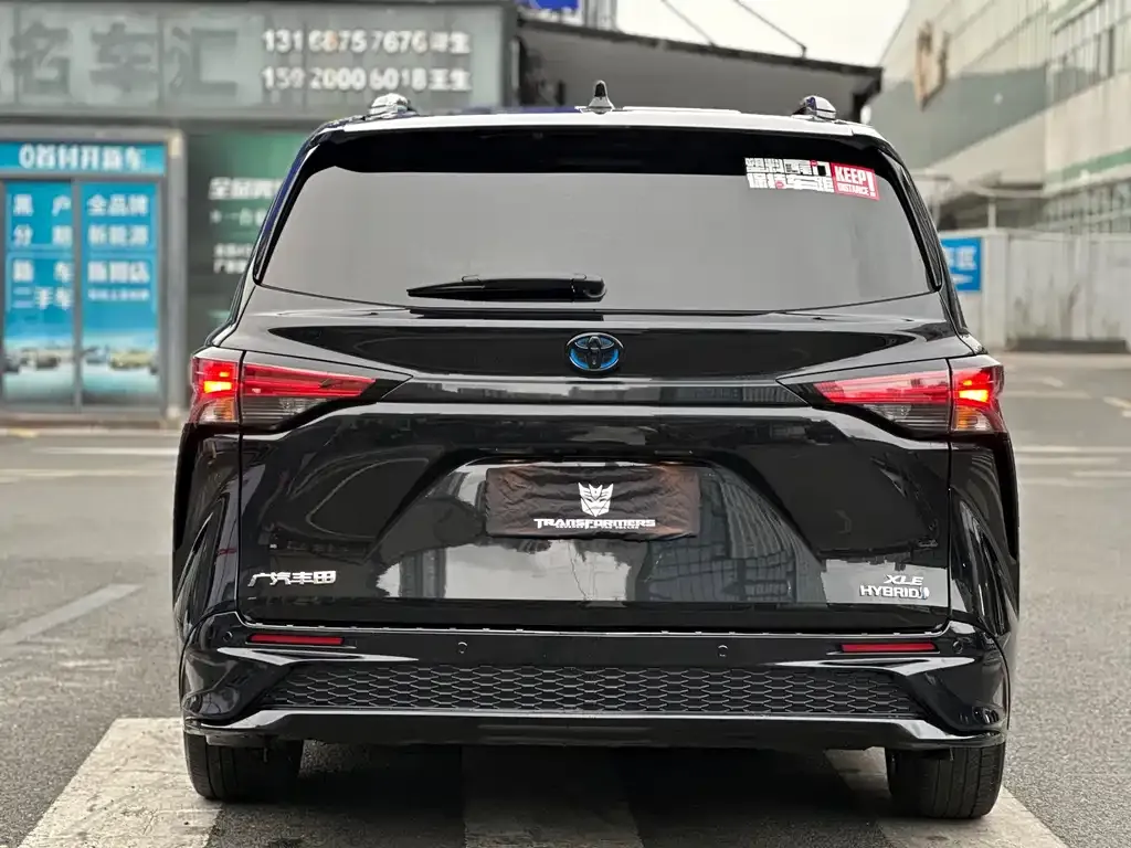 Toyota Sienna — фото 2