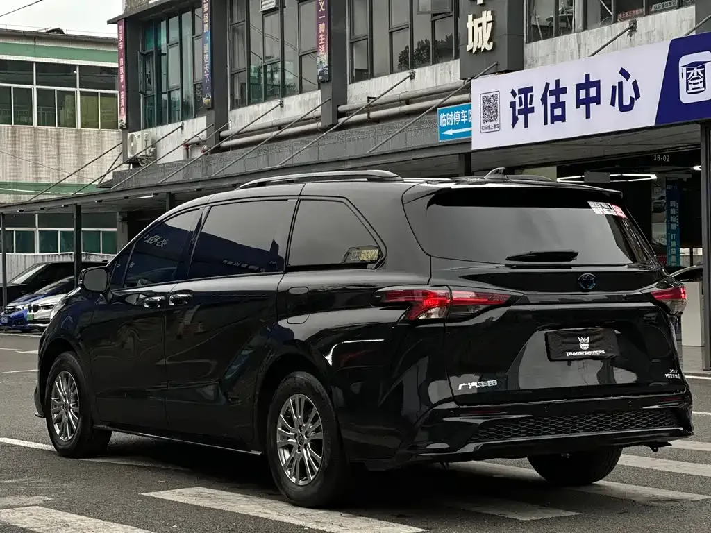 Toyota Sienna — фото 10