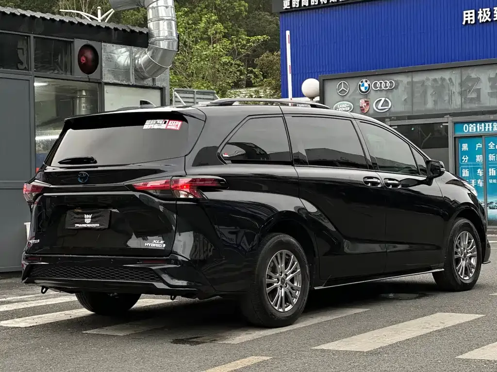Toyota Sienna — фото 7