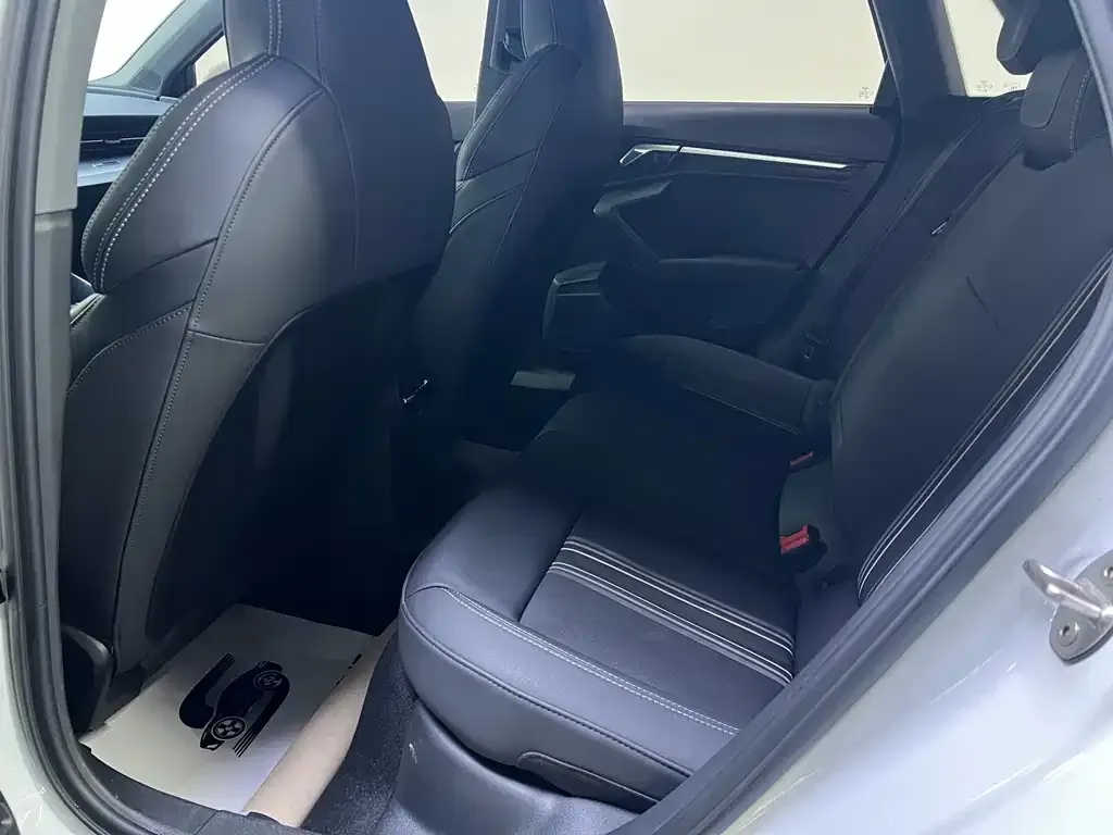 Audi A3 2023 из CN, фото 2