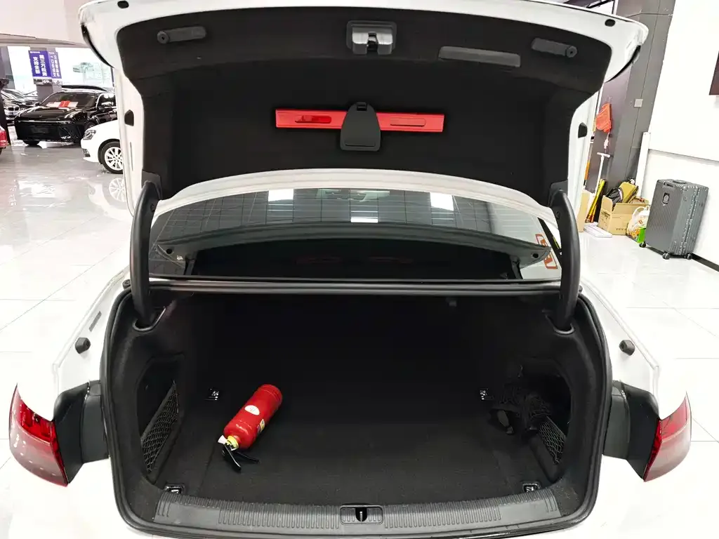 Audi A4L 2022 из CN, фото 8
