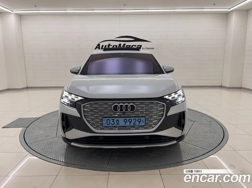 Audi Q4 e-tron — фото 1