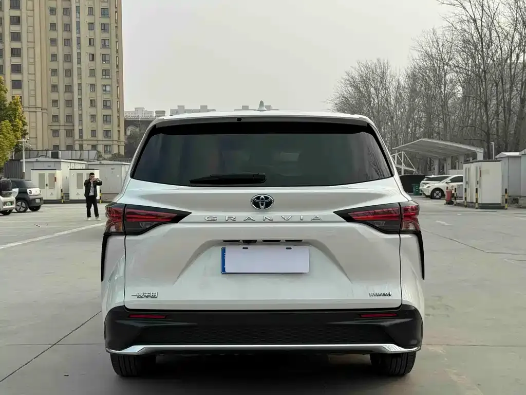 Toyota Granvia 2024 из CN, фото 6