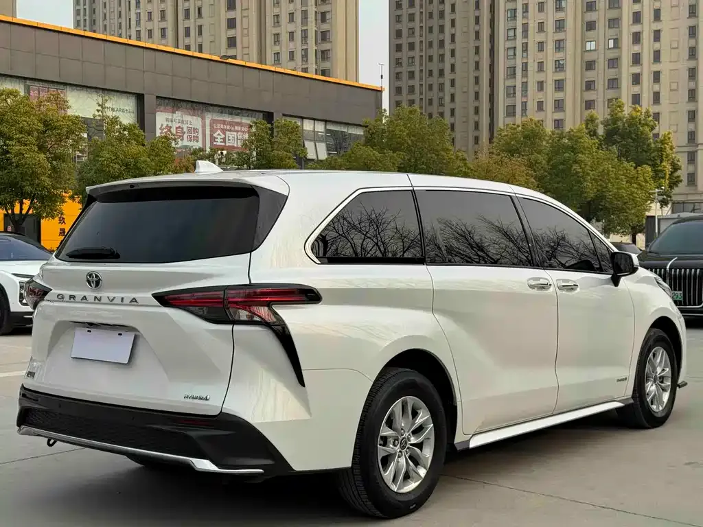 Toyota Granvia 2024 из CN, фото 2