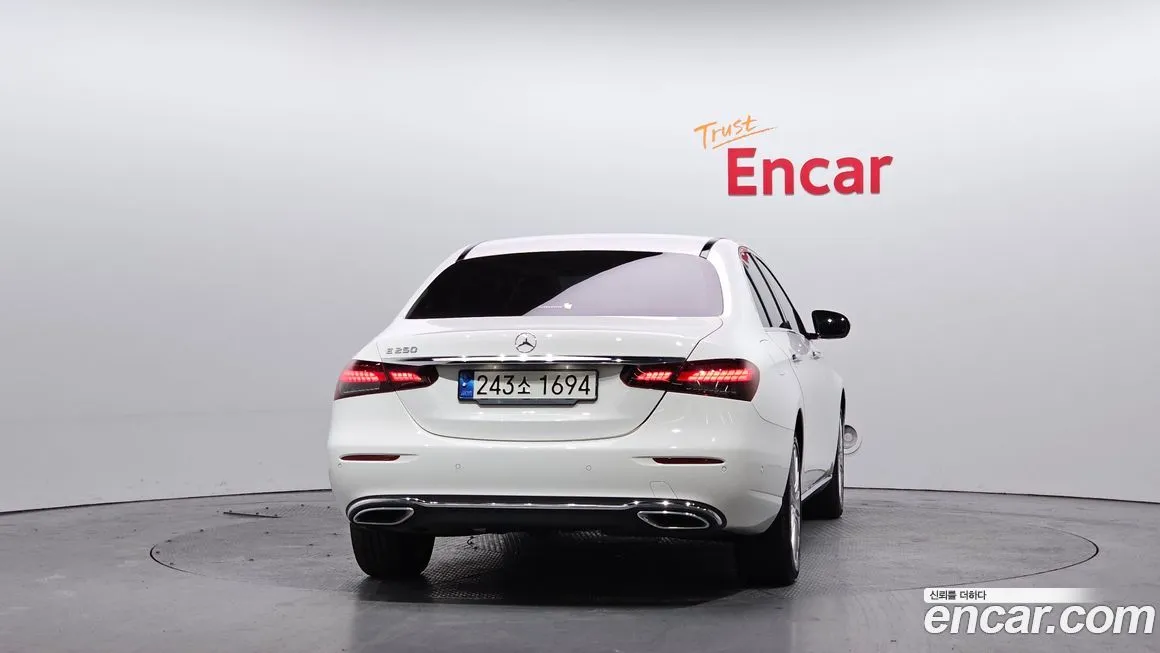 Mercedes-Benz E-Class — фото 4