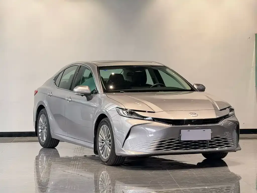 Toyota Camry — фото 1