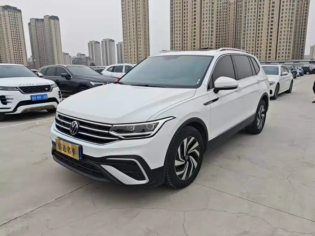 Volkswagen Tiguan L — фото 1