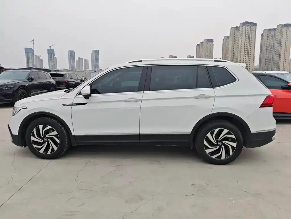 Volkswagen Tiguan L — фото 3