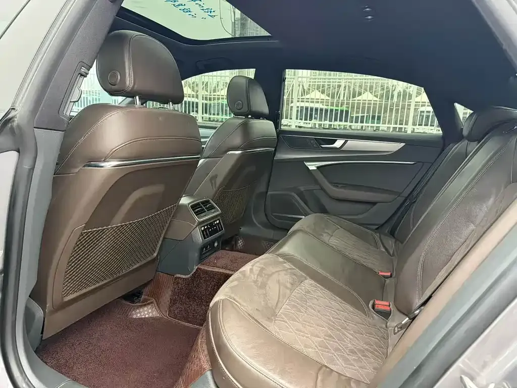 Audi A7L — фото 8