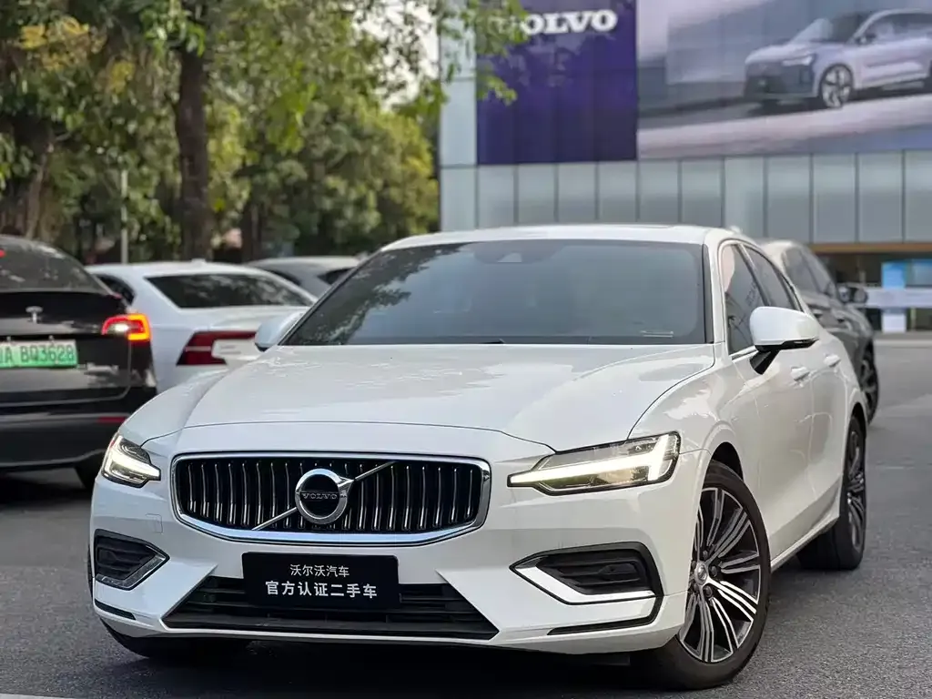 Volvo S60 — фото 1