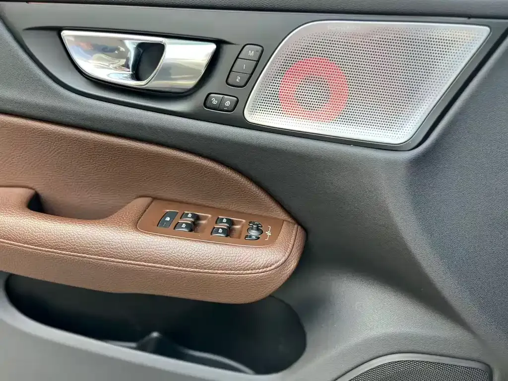 Volvo S60 — фото 10